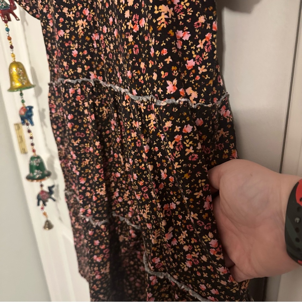 Old Navy- Girls Tiered Floral Short Sleeve Dress, Large - Picture 6 of 7